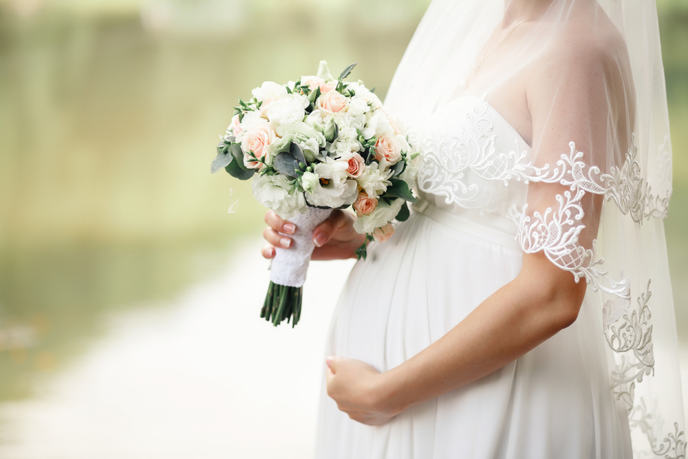 妊娠中でも結婚式はできる！ドレスの選び方や時期などポイントを解説 