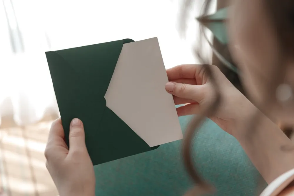 結婚式の招待状はいつ送る?送り方やマナー・注意点を解説